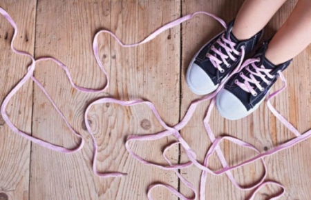 как научить ребенка завязывать шнурки